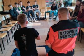 *Spotkanie z ratownikiem medycznym w ramach lekcji Edukacji dla bezpieczeństwa*